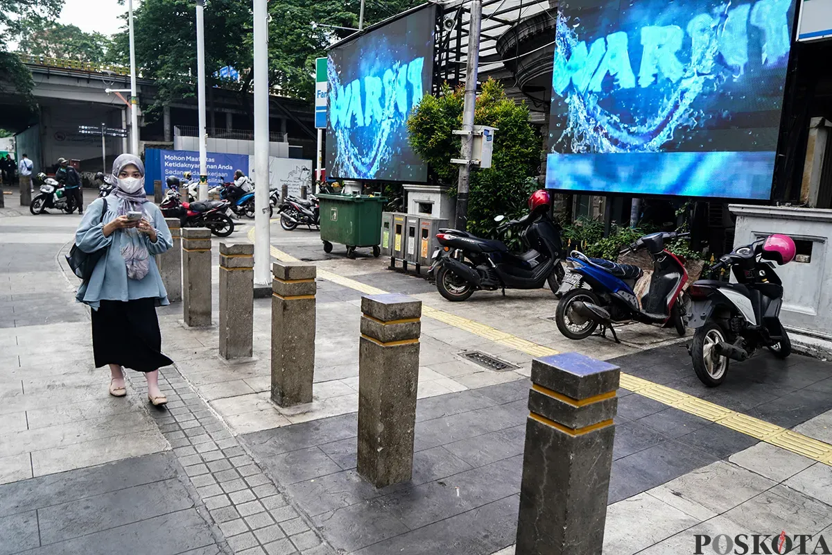 Sejumlah sepeda motor terlihat parkir sembarangan di area trotoar pejalan kaki dan bahu jalan di kawasan Jalan Blora, Jakarta, Selasa, 18 Februari 2025. (Sumber: Poskota/Bilal Nugraha Ginanjar)