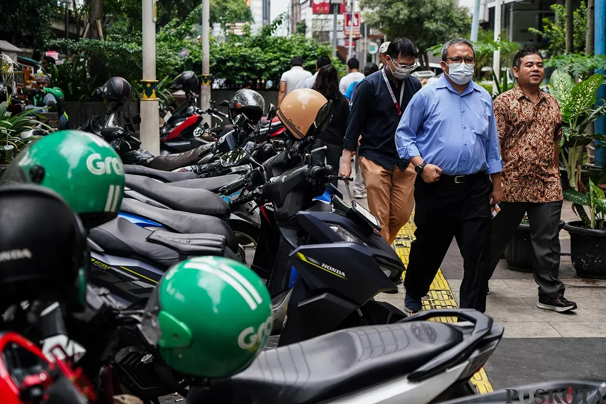 Sejumlah sepeda motor terlihat parkir sembarangan di area trotoar pejalan kaki dan bahu jalan di kawasan Jalan Blora, Jakarta, Selasa, 18 Februari 2025. (Sumber: Poskota/Bilal Nugraha Ginanjar)