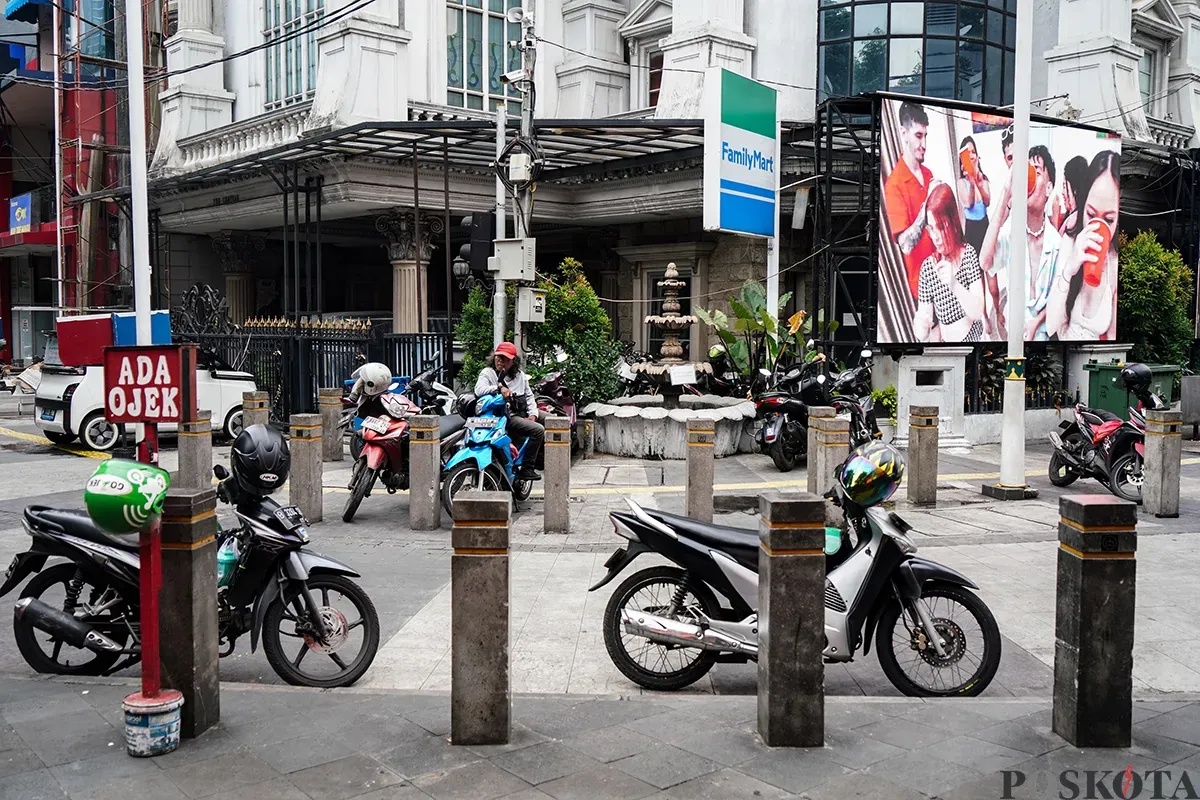 Sejumlah sepeda motor terlihat parkir sembarangan di area trotoar pejalan kaki dan bahu jalan di kawasan Jalan Blora, Jakarta, Selasa, 18 Februari 2025. (Sumber: Poskota/Bilal Nugraha Ginanjar)