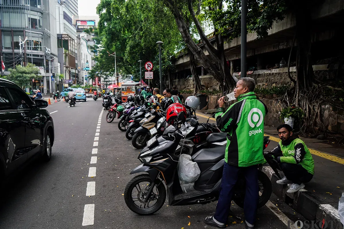 Sejumlah sepeda motor terlihat parkir sembarangan di area trotoar pejalan kaki dan bahu jalan di kawasan Jalan Blora, Jakarta, Selasa, 18 Februari 2025. (Sumber: Poskota/Bilal Nugraha Ginanjar)