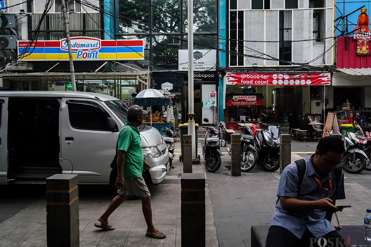 Sejumlah sepeda motor terlihat parkir sembarangan di area trotoar pejalan kaki dan bahu jalan di kawasan Jalan Blora, Jakarta, Selasa, 18 Februari 2025. (Sumber: Poskota/Bilal Nugraha Ginanjar)