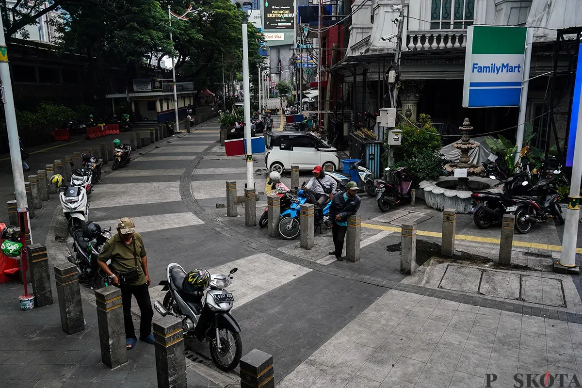 Sejumlah sepeda motor terlihat parkir sembarangan di area trotoar pejalan kaki dan bahu jalan di kawasan Jalan Blora, Jakarta, Selasa, 18 Februari 2025. (Sumber: Poskota/Bilal Nugraha Ginanjar)