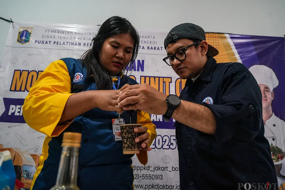 Peserta pelatihan Mobile Training Unit (MTU) meracik berbagai aneka minuman berbahan dasar kopi di Rusun Lokbin Rawa Buaya, Cengkareng, Jakarta Barat, Selasa, 18 Februari 2024. (Sumber: Poskota/Bilal Nugraha Ginanjar)