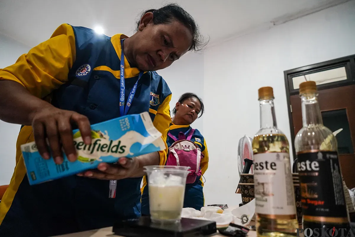 Peserta pelatihan Mobile Training Unit (MTU) meracik berbagai aneka minuman berbahan dasar kopi di Rusun Lokbin Rawa Buaya, Cengkareng, Jakarta Barat, Selasa, 18 Februari 2024. (Sumber: Poskota/Bilal Nugraha Ginanjar)