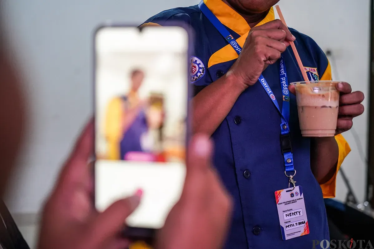 Peserta pelatihan Mobile Training Unit (MTU) meracik berbagai aneka minuman berbahan dasar kopi di Rusun Lokbin Rawa Buaya, Cengkareng, Jakarta Barat, Selasa, 18 Februari 2024. (Sumber: Poskota/Bilal Nugraha Ginanjar)