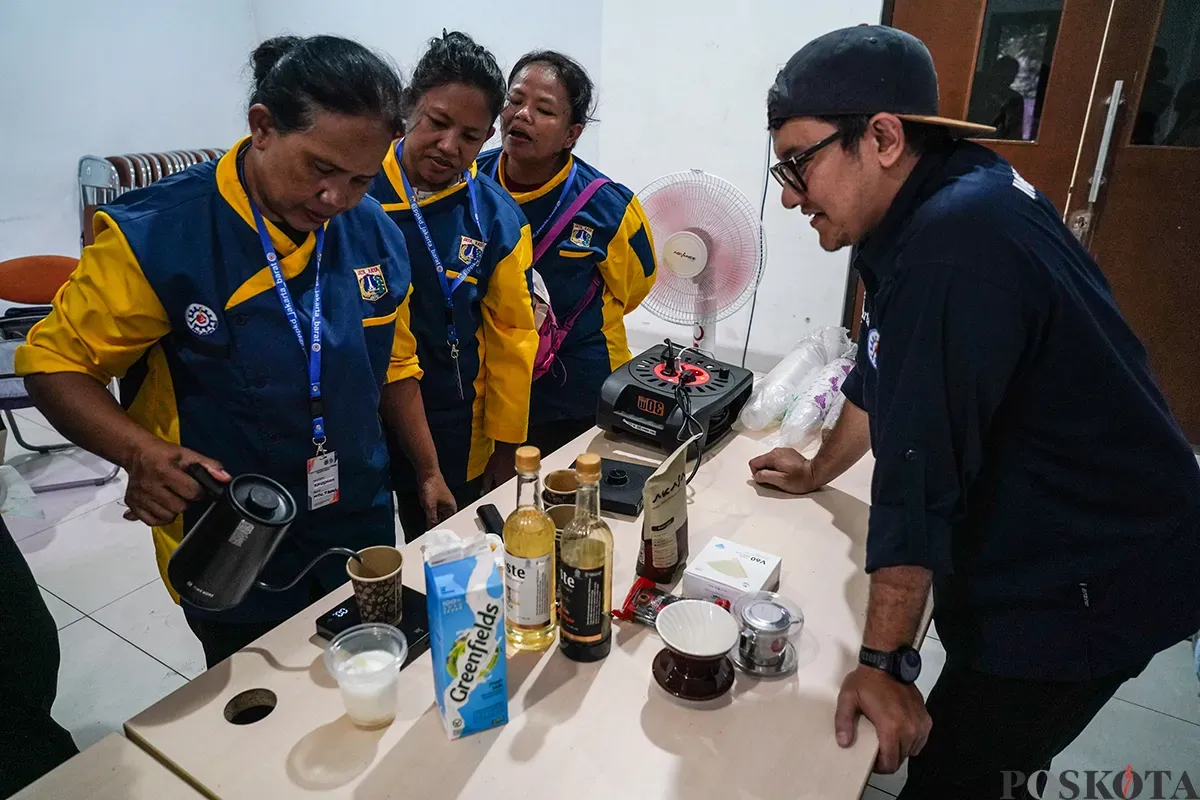 Peserta pelatihan Mobile Training Unit (MTU) meracik berbagai aneka minuman berbahan dasar kopi di Rusun Lokbin Rawa Buaya, Cengkareng, Jakarta Barat, Selasa, 18 Februari 2024. (Sumber: Poskota/Bilal Nugraha Ginanjar)