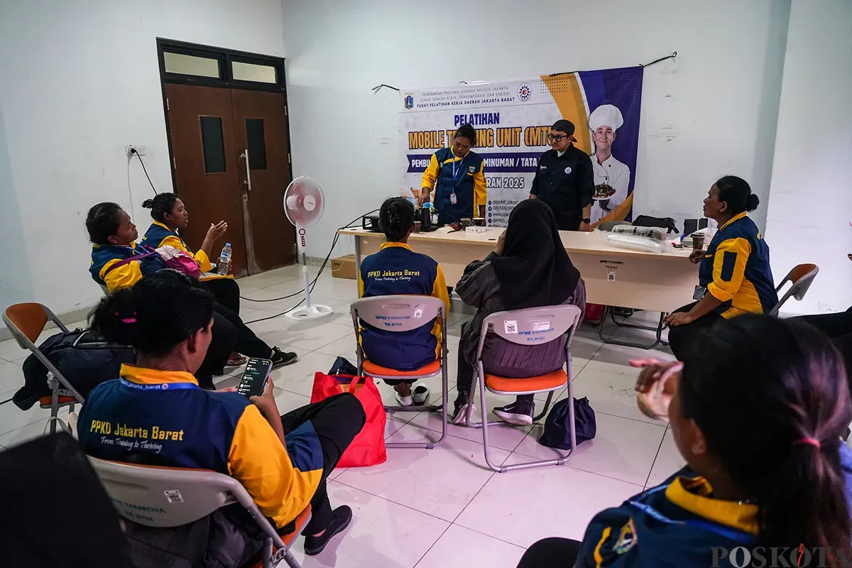 Peserta pelatihan Mobile Training Unit (MTU) meracik berbagai aneka minuman berbahan dasar kopi di Rusun Lokbin Rawa Buaya, Cengkareng, Jakarta Barat, Selasa, 18 Februari 2024. (Sumber: Poskota/Bilal Nugraha Ginanjar)