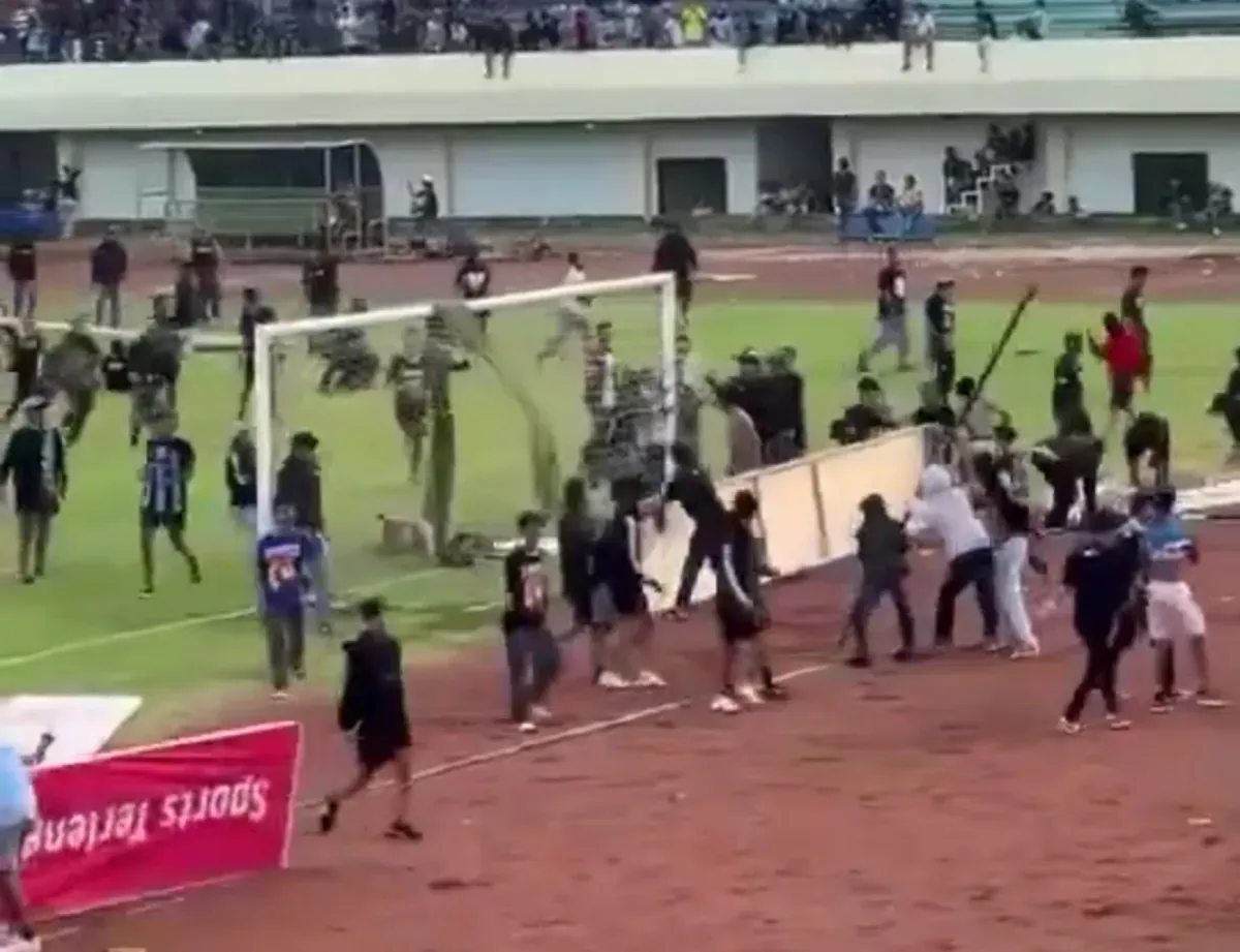 Tangkapan layar kericuhan suporter pada pertandingan Persela vs Persijap, di Tuban Sports Centre, pada Selasa 18 Februari 2025. (Foto: X/@hooligansceneID)