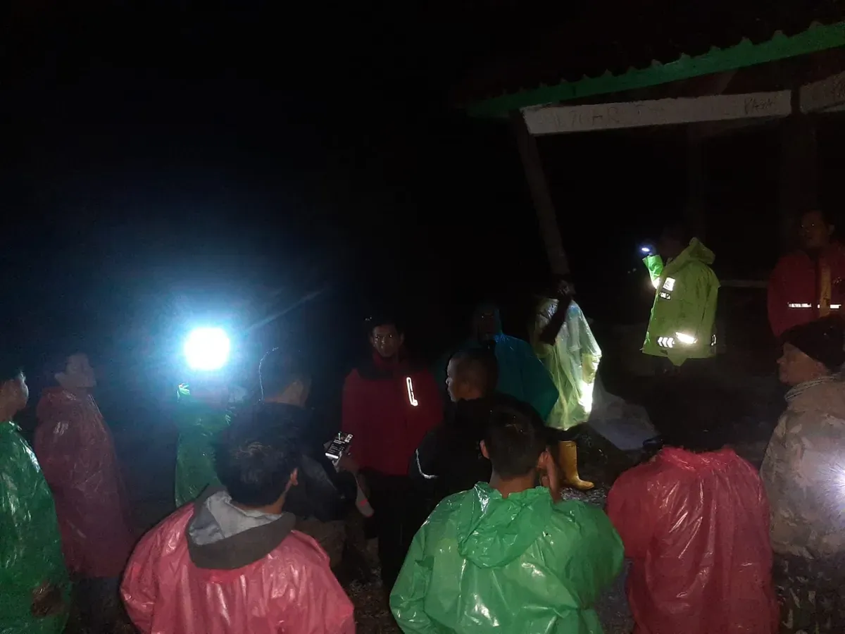 Polisi bersama tim gabungan melakukan proses pencarian warga hilang di kawasan Kawah Talaga Bodas. (Sumber: Dok. Humas Polres Garut)