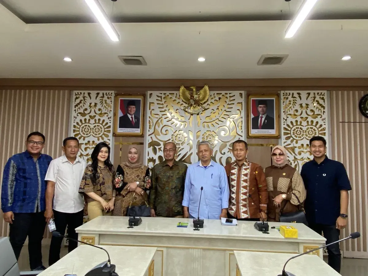 Kabag Program dan Keuangan Sekretariat DPRD Jawa Barat Arip Ahmad Ripai menerima kunjungan kerja dari DPRD Kabupaten Kolaka, Selasa, 18 Februari 2025. (Sumber: Dok. Humas DPRD Jabar)