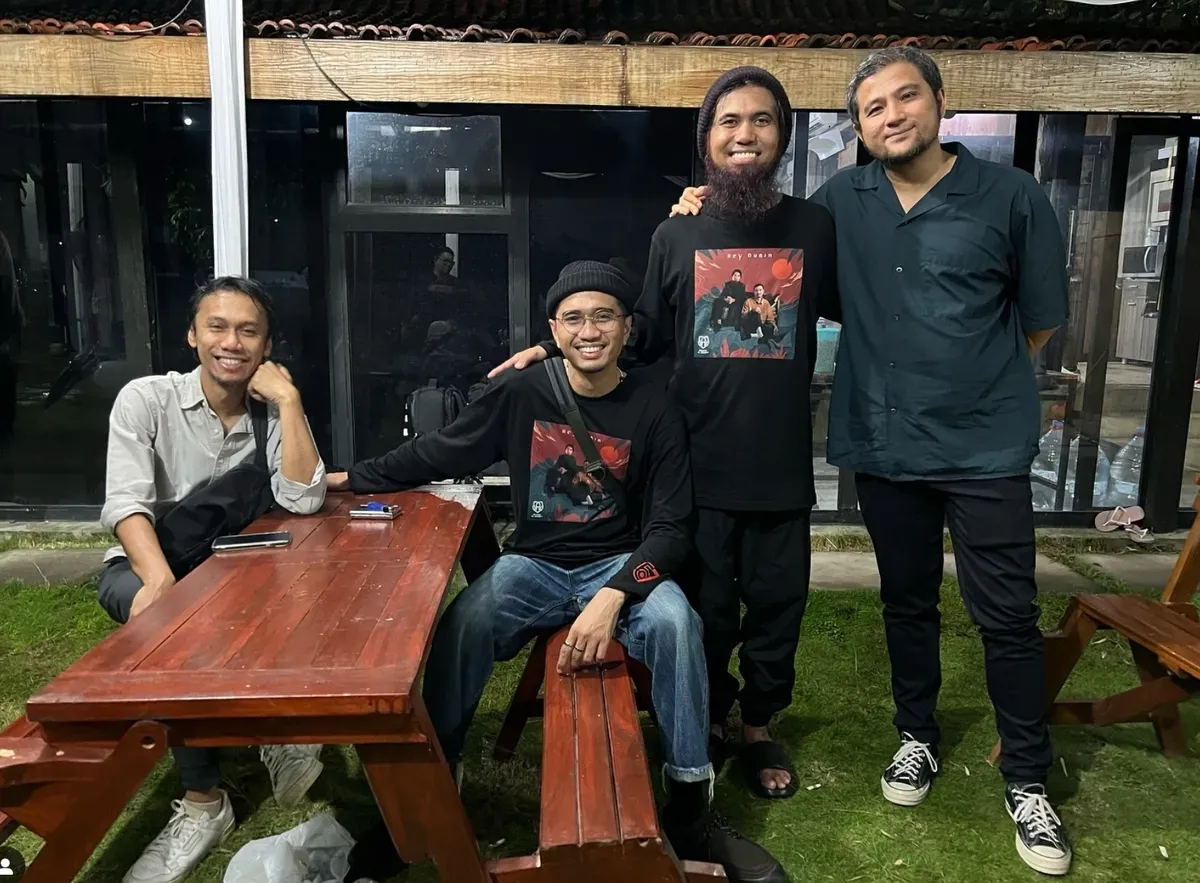 Personel Sheila On 7 mendukung penuh salahsatu rekannya mantan gitaris Sheila On 7 Salman Al Jugjawy luncurkan single baru 'Hey Dunia' (Sumber: Instagram Salman Al Jugjawy)