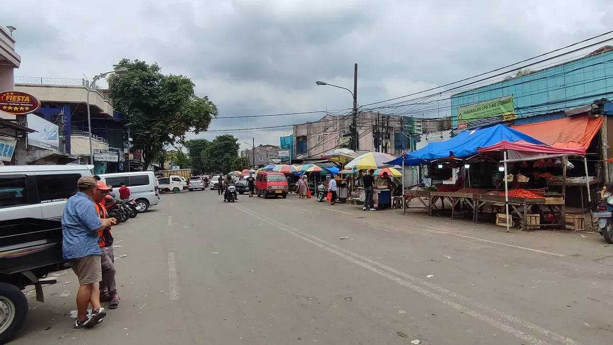 Situasi para PKL yang berada di Jalan Raya Kalijaga, Pasar Rangkasbitung, Lebak, 19 Februari 2025. (Sumber: Poskota/Samsul Fatoni)