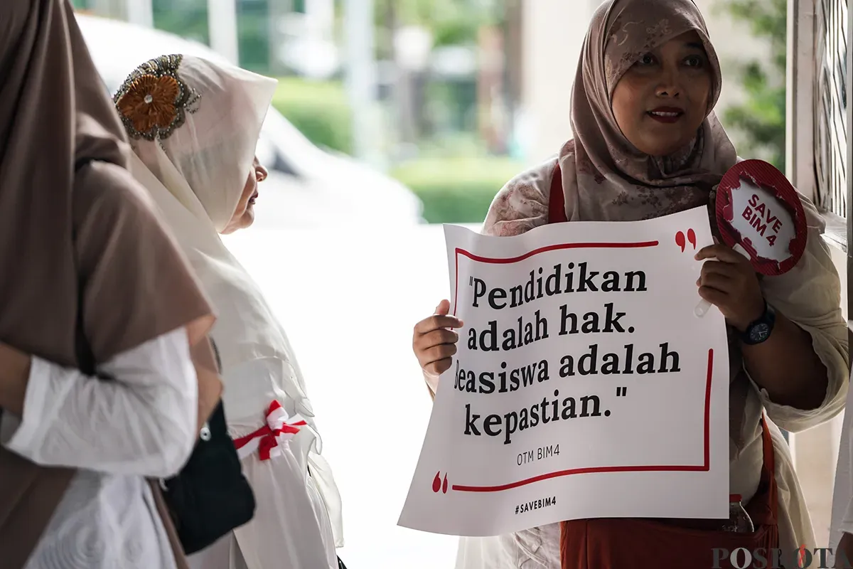 Puluhan orang tua siswa yang tergabung dalam Forum Komunikasi Orang Tua Siswa Awardee BIM Persiapan S1 Luar Negeri Angkatan 4, menggelar aksi di Gedung Kemendikti Saintek, Senayan, Jakarta, Rabu, 19 Februari 2025. (Sumber: Poskota/Bilal Nugraha Ginanjar)