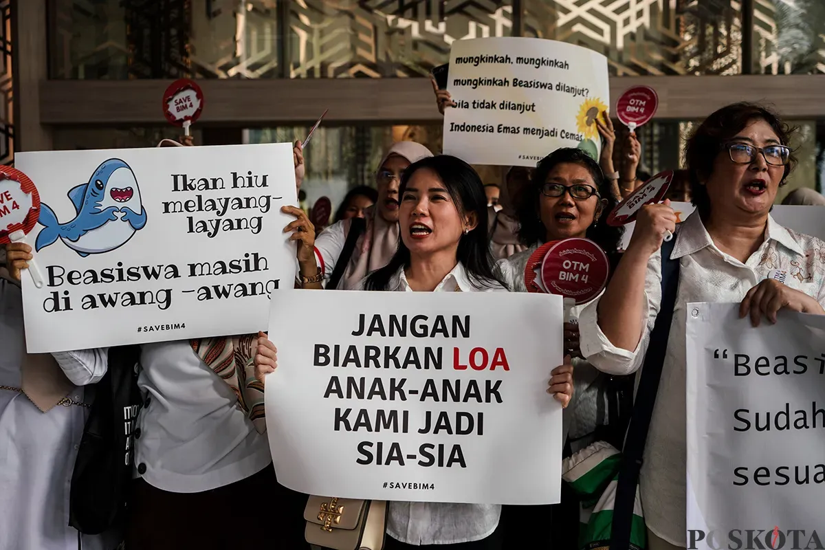 Puluhan orang tua siswa yang tergabung dalam Forum Komunikasi Orang Tua Siswa Awardee BIM Persiapan S1 Luar Negeri Angkatan 4, menggelar aksi di Gedung Kemendikti Saintek, Senayan, Jakarta, Rabu, 19 Februari 2025. (Sumber: Poskota/Bilal Nugraha Ginanjar)