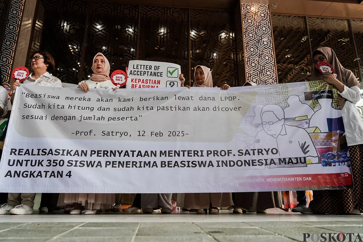 Puluhan orang tua siswa yang tergabung dalam Forum Komunikasi Orang Tua Siswa Awardee BIM Persiapan S1 Luar Negeri Angkatan 4, menggelar aksi di Gedung Kemendikti Saintek, Senayan, Jakarta, Rabu, 19 Februari 2025. (Sumber: Poskota/Bilal Nugraha Ginanjar)