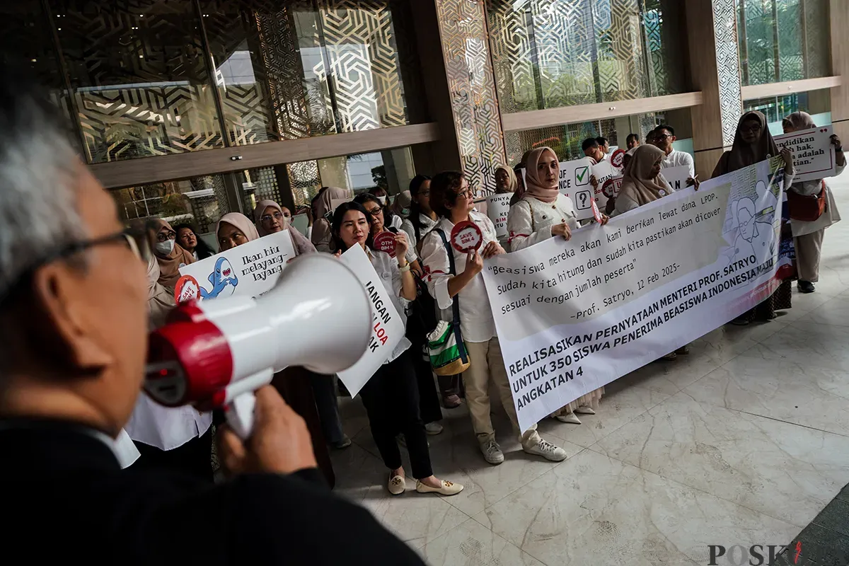 Puluhan orang tua siswa yang tergabung dalam Forum Komunikasi Orang Tua Siswa Awardee BIM Persiapan S1 Luar Negeri Angkatan 4, menggelar aksi di Gedung Kemendikti Saintek, Senayan, Jakarta, Rabu, 19 Februari 2025. (Sumber: Poskota/Bilal Nugraha Ginanjar)