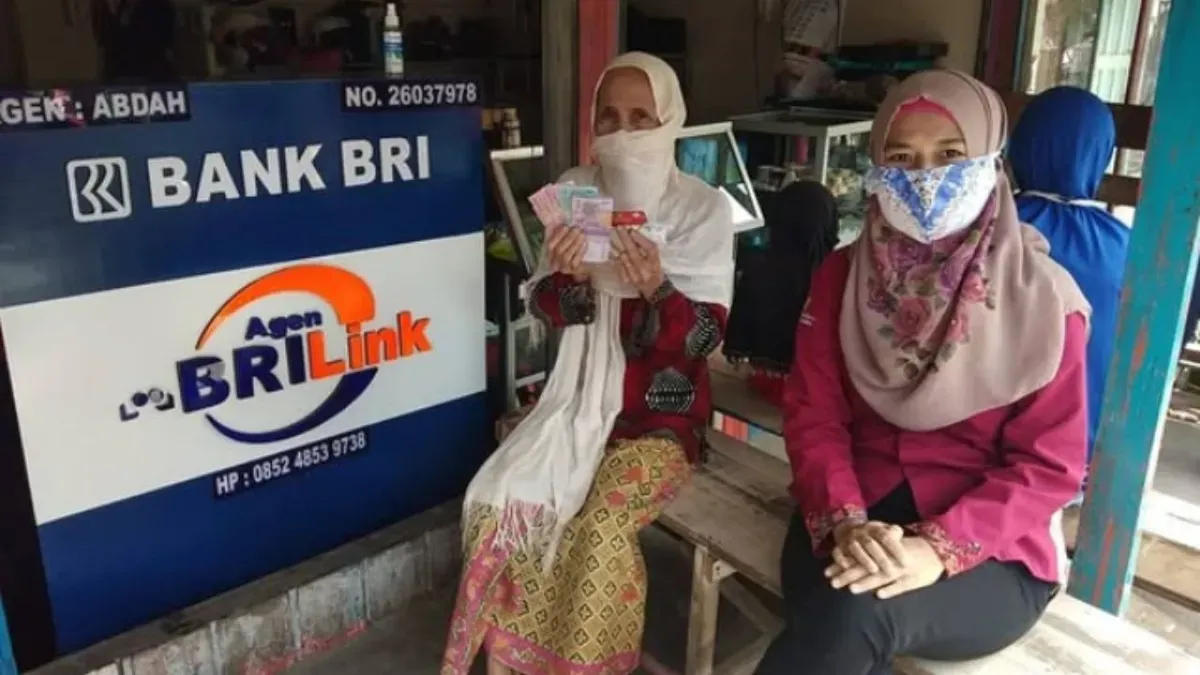 Ilustrasi - Seorang KPM mencairkan saldo dana Bansos PKH melalui agen bank penyalur BRI. Segera cek rekening KKS Anda, untuk mengetahui apakah dana subsidi telah dicairkan atau tidak.