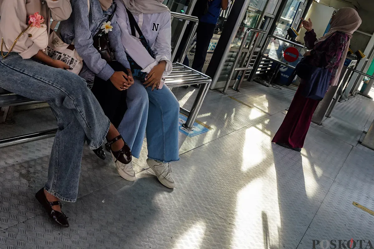 Calon penumpang transjakarta menunggu kedatangan Transjakarta di Halte Rawamangun, Jalan Pemuda, Rawamangun Jakarta Timur, Rabu, 19 Februari 2025. (Sumber: Poskota/Bilal Nugraha Ginanjar)