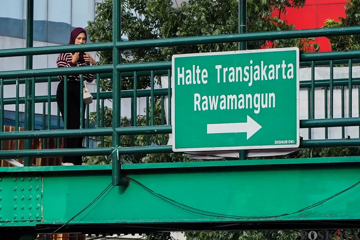 Calon penumpang transjakarta menunggu kedatangan Transjakarta di Halte Rawamangun, Jalan Pemuda, Rawamangun Jakarta Timur, Rabu, 19 Februari 2025. (Sumber: Poskota/Bilal Nugraha Ginanjar)