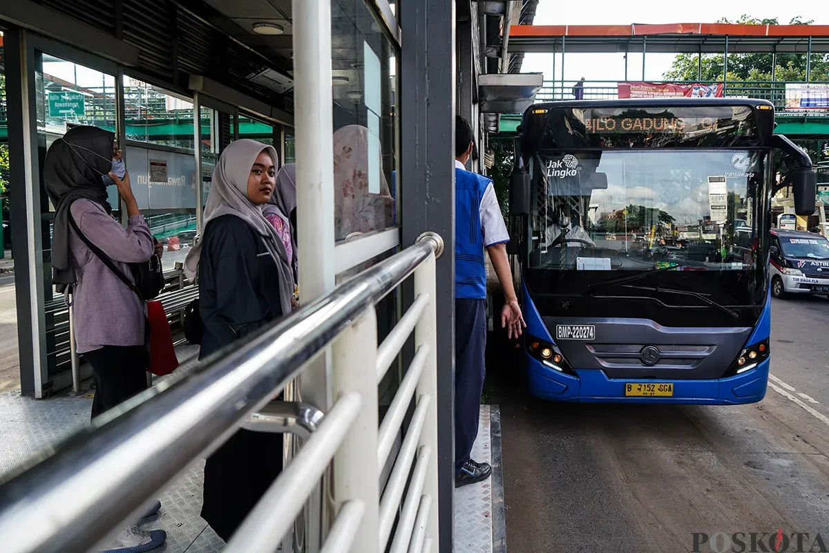 Calon penumpang transjakarta menunggu kedatangan Transjakarta di Halte Rawamangun, Jalan Pemuda, Rawamangun Jakarta Timur, Rabu, 19 Februari 2025. (Sumber: Poskota/Bilal Nugraha Ginanjar)