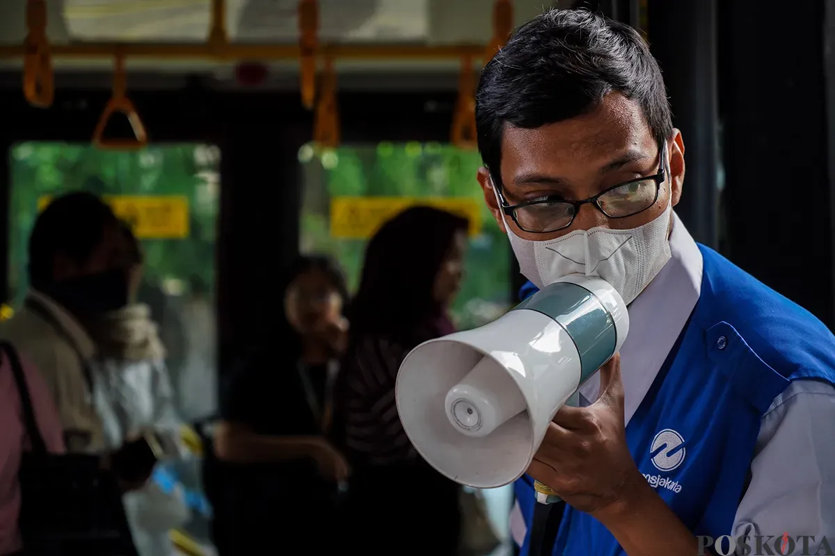 Calon penumpang transjakarta menunggu kedatangan Transjakarta di Halte Rawamangun, Jalan Pemuda, Rawamangun Jakarta Timur, Rabu, 19 Februari 2025. (Sumber: Poskota/Bilal Nugraha Ginanjar)