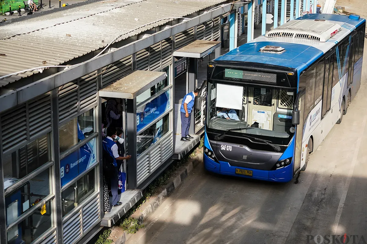 Calon penumpang transjakarta menunggu kedatangan Transjakarta di Halte Rawamangun, Jalan Pemuda, Rawamangun Jakarta Timur, Rabu, 19 Februari 2025. (Sumber: Poskota/Bilal Nugraha Ginanjar)