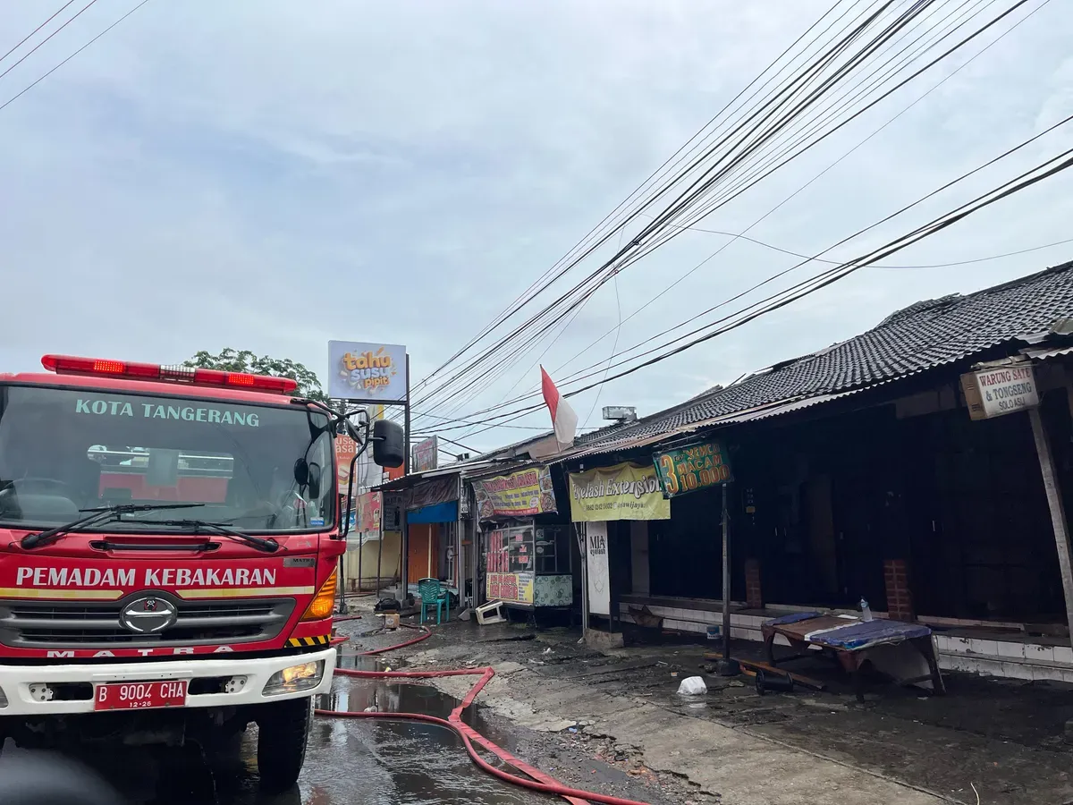 Mobil pemadam kebakaran (damkar) dikerahkan untuk memadamkan api yang melalap 8 bangunan di Jalan Beringin, Kecamatan Cibodas, Kota Tangerang terbakar pada Rabu, 19 Februari 2025. (Sumber: Dok. BPBD Kota Tangerang)