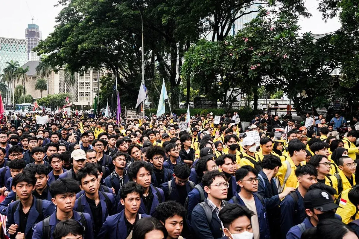 Mahasiswa dari berbagai kampus yang tergabung dalam Badan Eksekutif Mahasiswa Seluruh Indonesia (BEM-SI) menggelar aksi unjuk rasa serentak di sekitar Patung Arjuna Wijaya, Jakarta, Senin, 17 Februari 2025. (Sumber: Poskota/Bilal Nugraha Ginanjar)