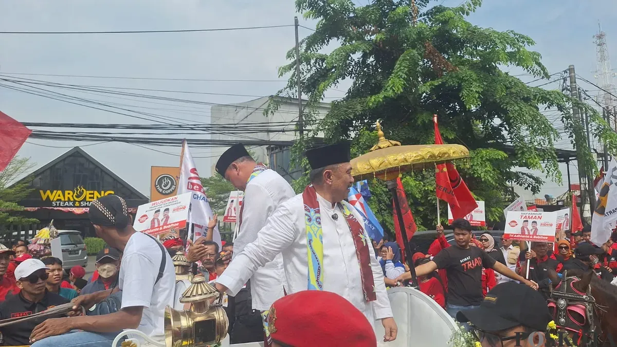 Tri Adhianto dan Abdul Harris Bobihoe saat arak-arakan menuju KPU Kota Bekasi, untuk mencalonkan diri sebagai Wali dan Wakil Wali Kota Bekasi pada gelaran Pilkada serentak, 28 Agustus 2024. (Sumber: Poskota/Ihsan Fahmi)