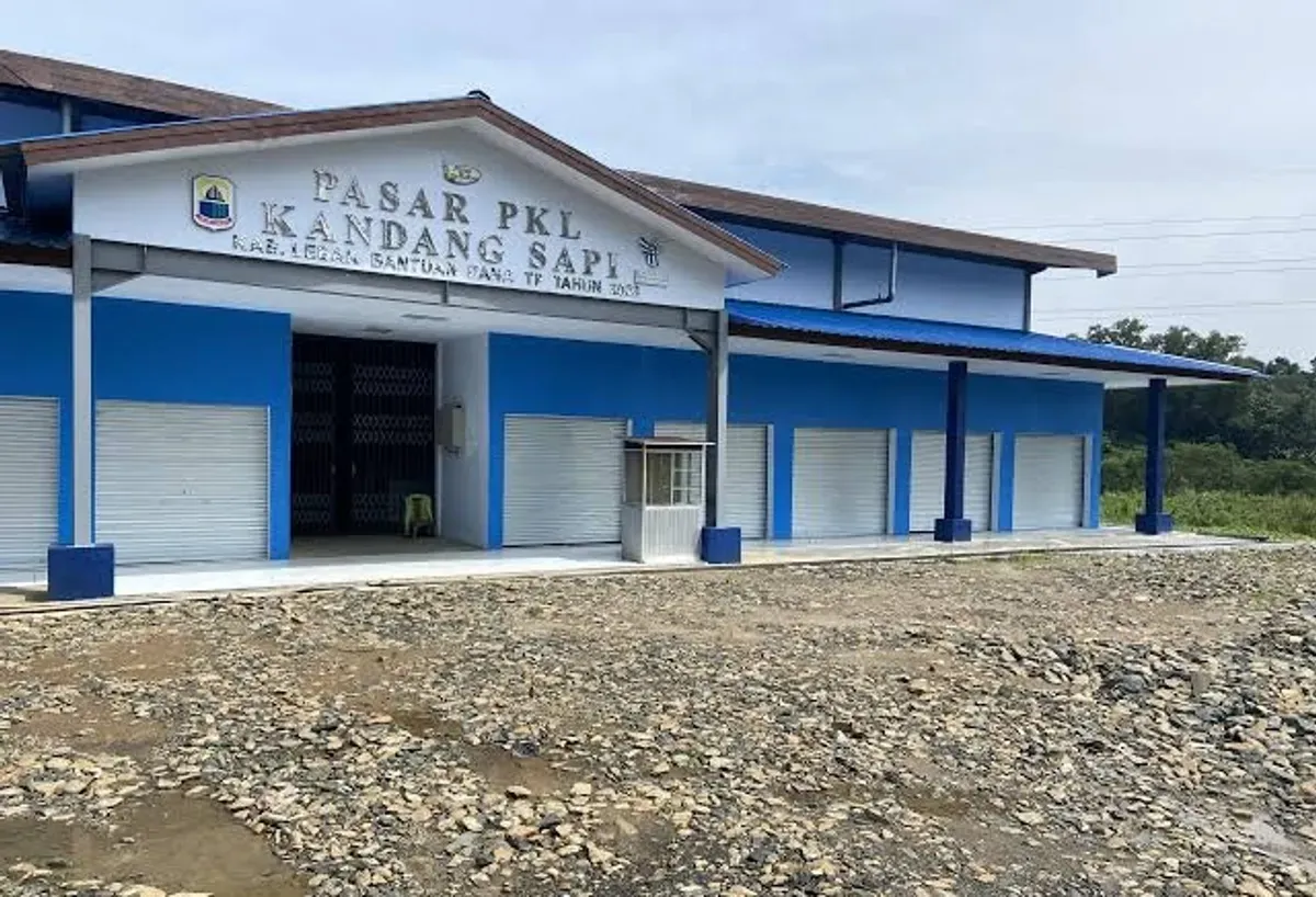 Bangunan pasar Kandang Sapi di Desa Narimbang, Kecamatan Rangkasbitung, Lebak yang baru selesai dibangun 2024 lalu. (Sumber: Dok. Warga)
