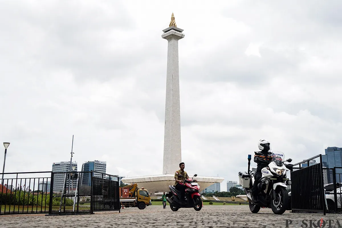 Petugas Unit Pengelola Kawasan (UPK) Monumen Nasional (Monas) berjaga di kawasan Monumen Nasional, Jakarta, Rabu, 19 Februari 2025. (Sumber: Poskota/Bilal Nugraha Ginanjar)