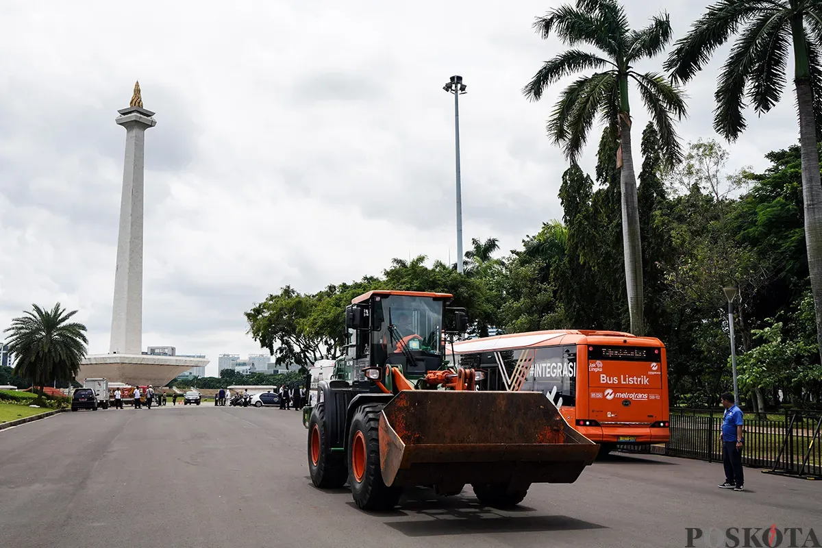 Petugas Unit Pengelola Kawasan (UPK) Monumen Nasional (Monas) berjaga di kawasan Monumen Nasional, Jakarta, Rabu, 19 Februari 2025. (Sumber: Poskota/Bilal Nugraha Ginanjar)