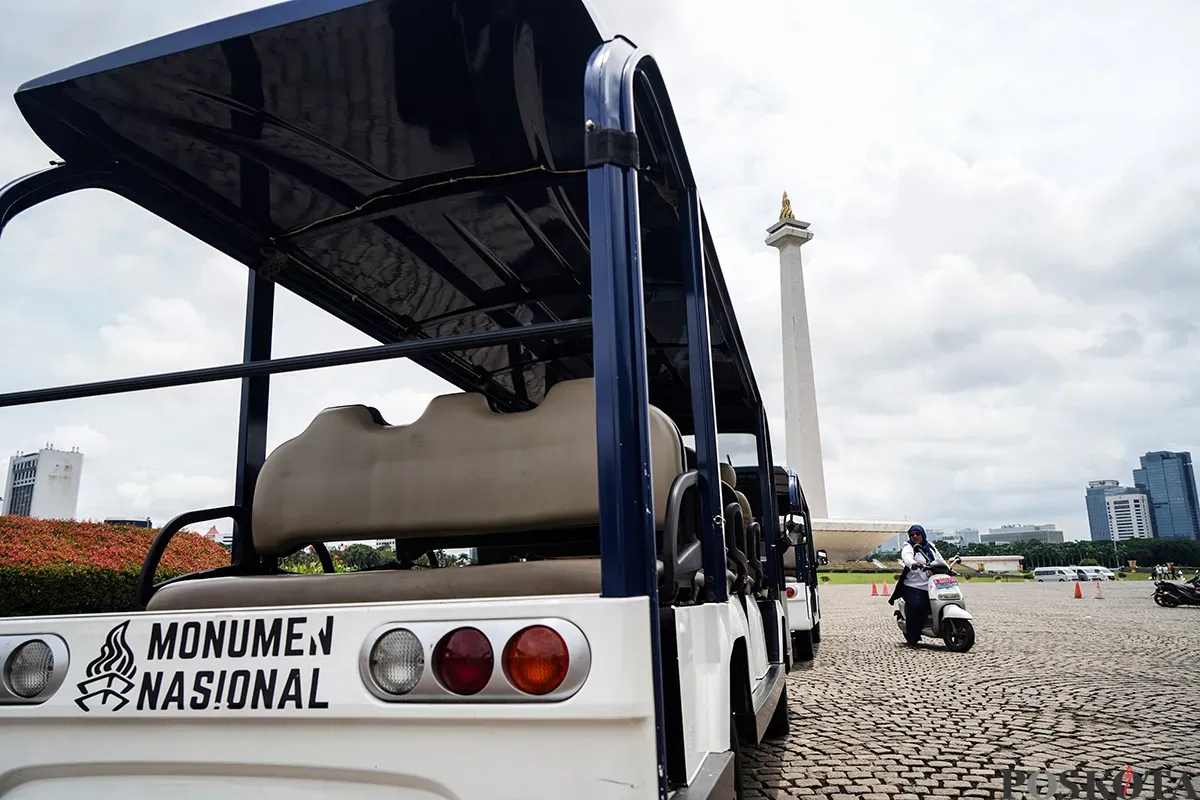 Petugas Unit Pengelola Kawasan (UPK) Monumen Nasional (Monas) berjaga di kawasan Monumen Nasional, Jakarta, Rabu, 19 Februari 2025. (Sumber: Poskota/Bilal Nugraha Ginanjar)