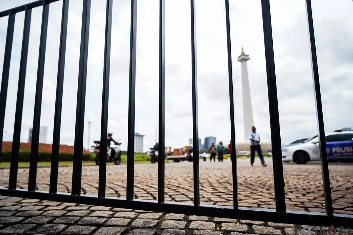 Petugas Unit Pengelola Kawasan (UPK) Monumen Nasional (Monas) berjaga di kawasan Monumen Nasional, Jakarta, Rabu, 19 Februari 2025. (Sumber: Poskota/Bilal Nugraha Ginanjar)