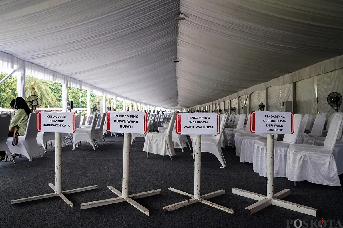 Petugas Unit Pengelola Kawasan (UPK) Monumen Nasional (Monas) berjaga di kawasan Monumen Nasional, Jakarta, Rabu, 19 Februari 2025. (Sumber: Poskota/Bilal Nugraha Ginanjar)