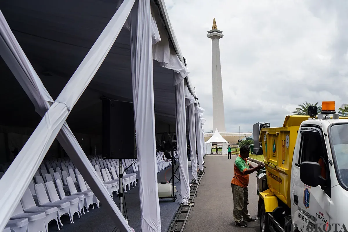 Petugas Unit Pengelola Kawasan (UPK) Monumen Nasional (Monas) berjaga di kawasan Monumen Nasional, Jakarta, Rabu, 19 Februari 2025. (Sumber: Poskota/Bilal Nugraha Ginanjar)