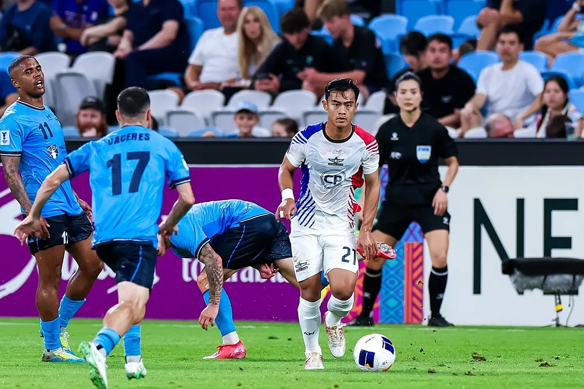 Aksi Pratama Arhan saat membela Bangkok United menghadapi Sydney FC di leg pertama 16 besar ACL 2 musim 2024-25. (Sumber: Instagram @true_bangkok_united)