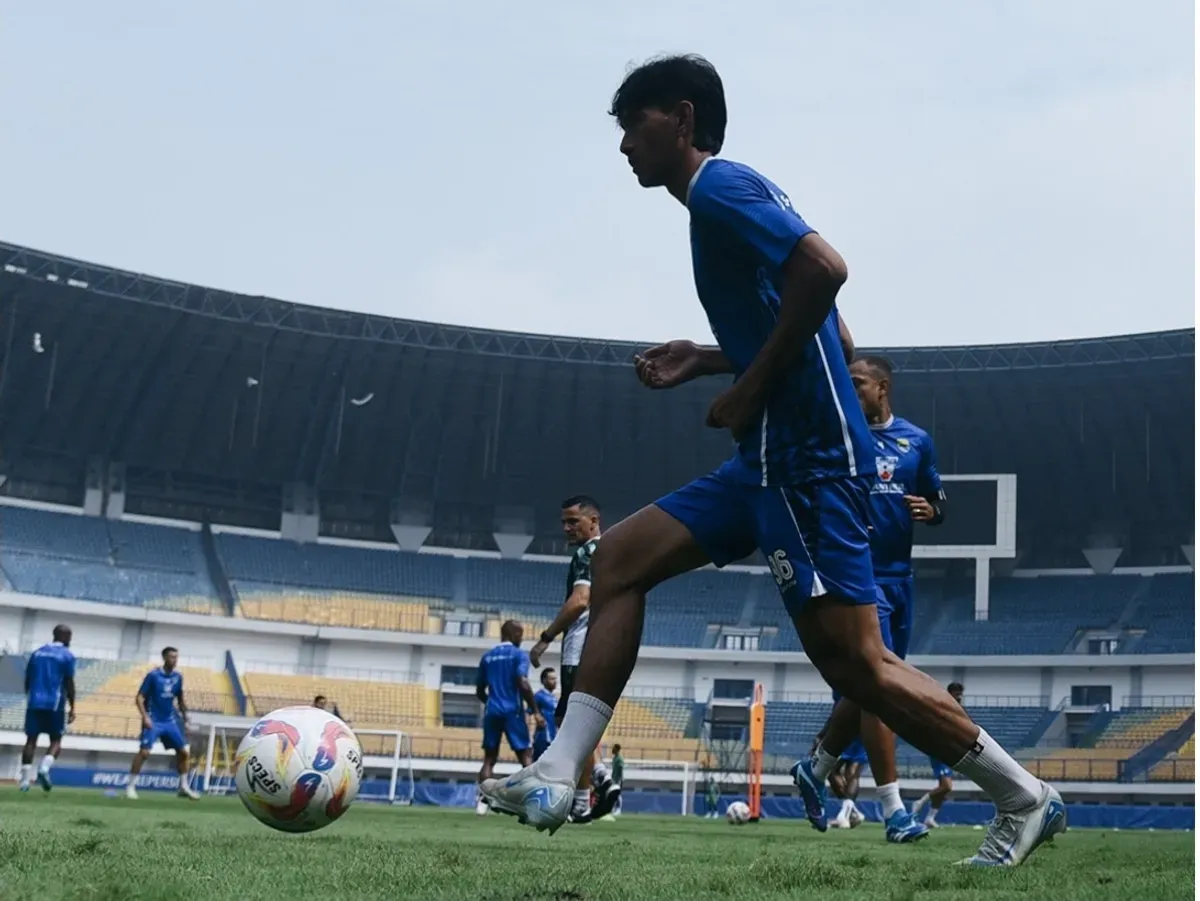 Para pemain Persib tengah menjalani latihan di Stadion Gelora Bandung Lautan Api (GBLA) Bandung untuk mempersiapkan menghadapi Madura United. (Sumber: Dok Official Persib)