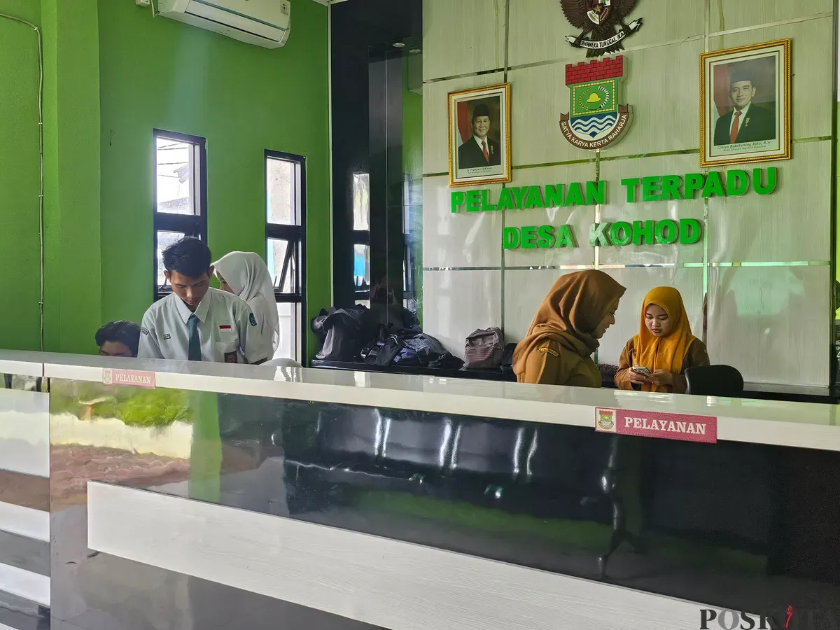 Staf Desa Kohod melakukan aktivitas di Kantor Desa Kohod setelah Kades Arsin ditetapkan tersangka kasus pagar laut. (Sumber: Poskota/Veronica Prasetio)