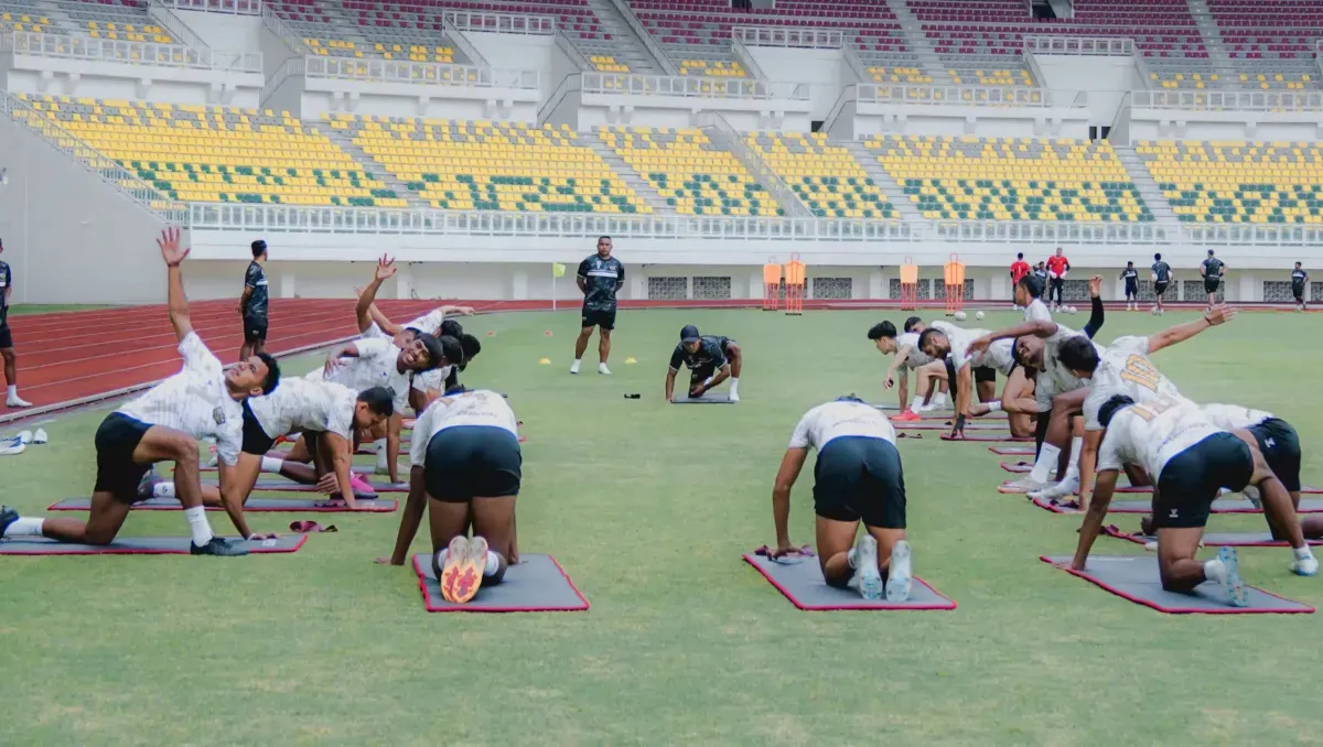 Skuad Dewa United menjalani latihan di Banten International Stadium, Selasa 18 Februari 2025. (Foto: dewaunited.com)