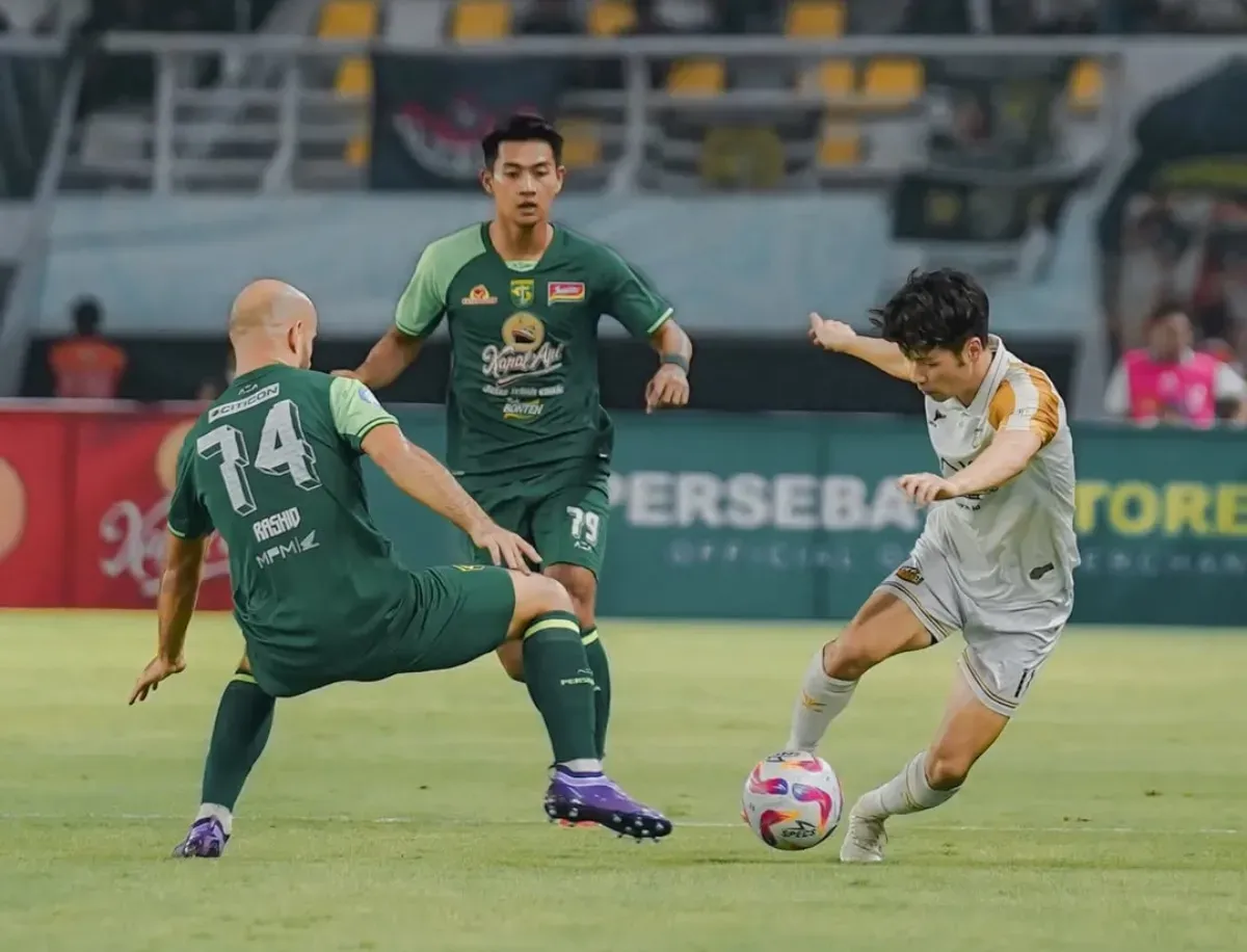 Duel Dewa United vs Persebaya di putaran pertama Liga 1 2024-25. (Foto: Instagram/@dewaunitedfc)