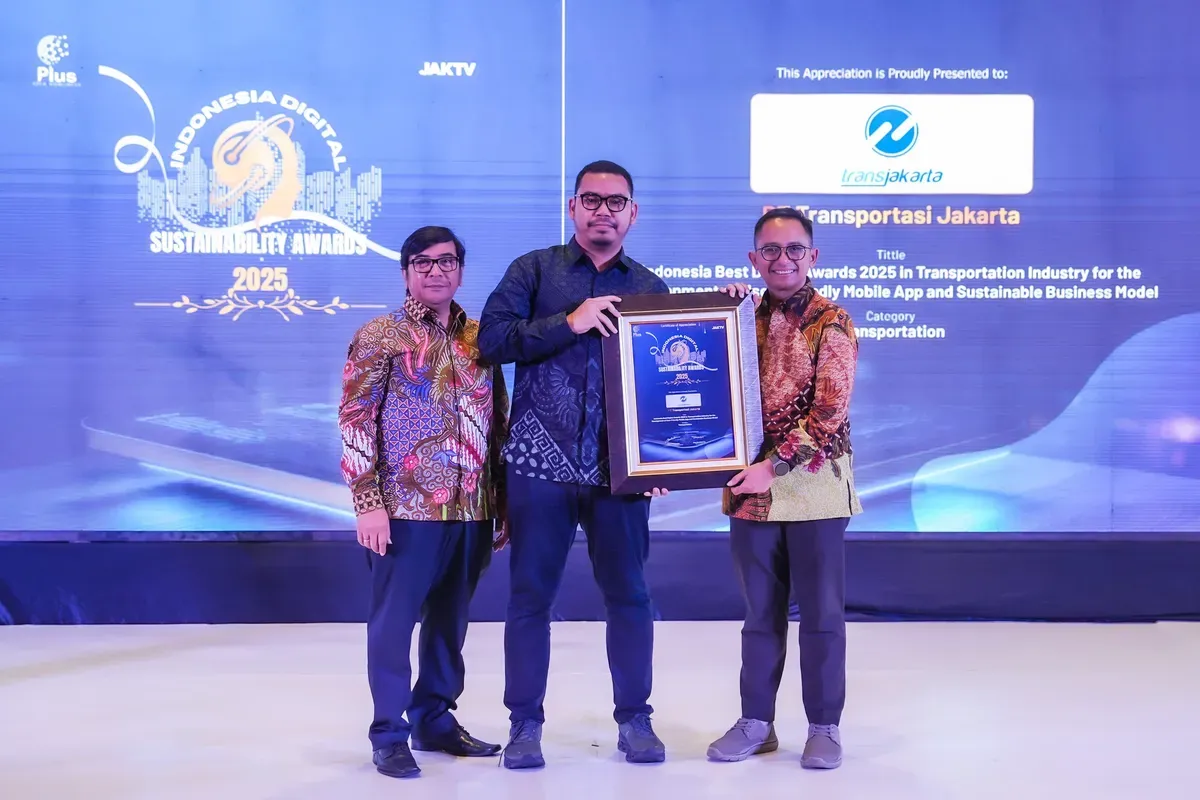 PT Transportasi Jakarta (Transjakarta) kembali raih penghargaan bergengsi dalam ajang Indonesia Digital Sustainability Awards 2025 yang diselenggarakan oleh Plus Idea Komunika dan JAKTV. (Sumber: Dok. Humas Transjakarta)