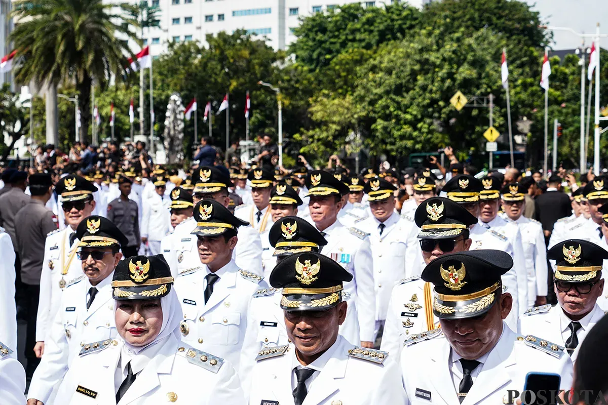 Ratusan Kepala Daerah mengenakan baju putih putih, berjalan beriringan ketika memasuki Istana Merdeka, saat prosesi pelantikan kepala daerah secara serentak di komplek pemerinthan di Jakarta, Kamis, 20 Februari 2025. (Sumber: Poskota/Bilal Nugraha Ginanjar)