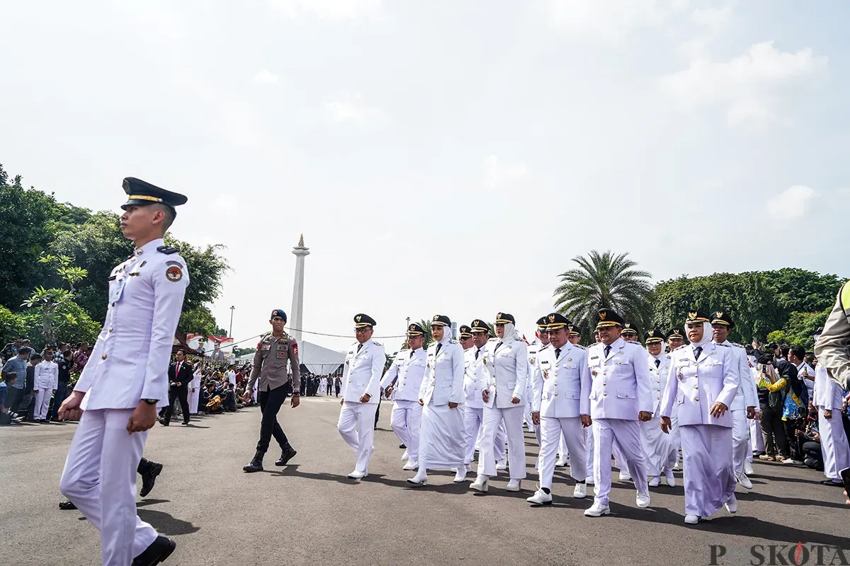 Ratusan Kepala Daerah mengenakan baju putih putih, berjalan beriringan ketika memasuki Istana Merdeka, saat prosesi pelantikan kepala daerah secara serentak di komplek pemerinthan di Jakarta, Kamis, 20 Februari 2025. (Sumber: Poskota/Bilal Nugraha Ginanjar)