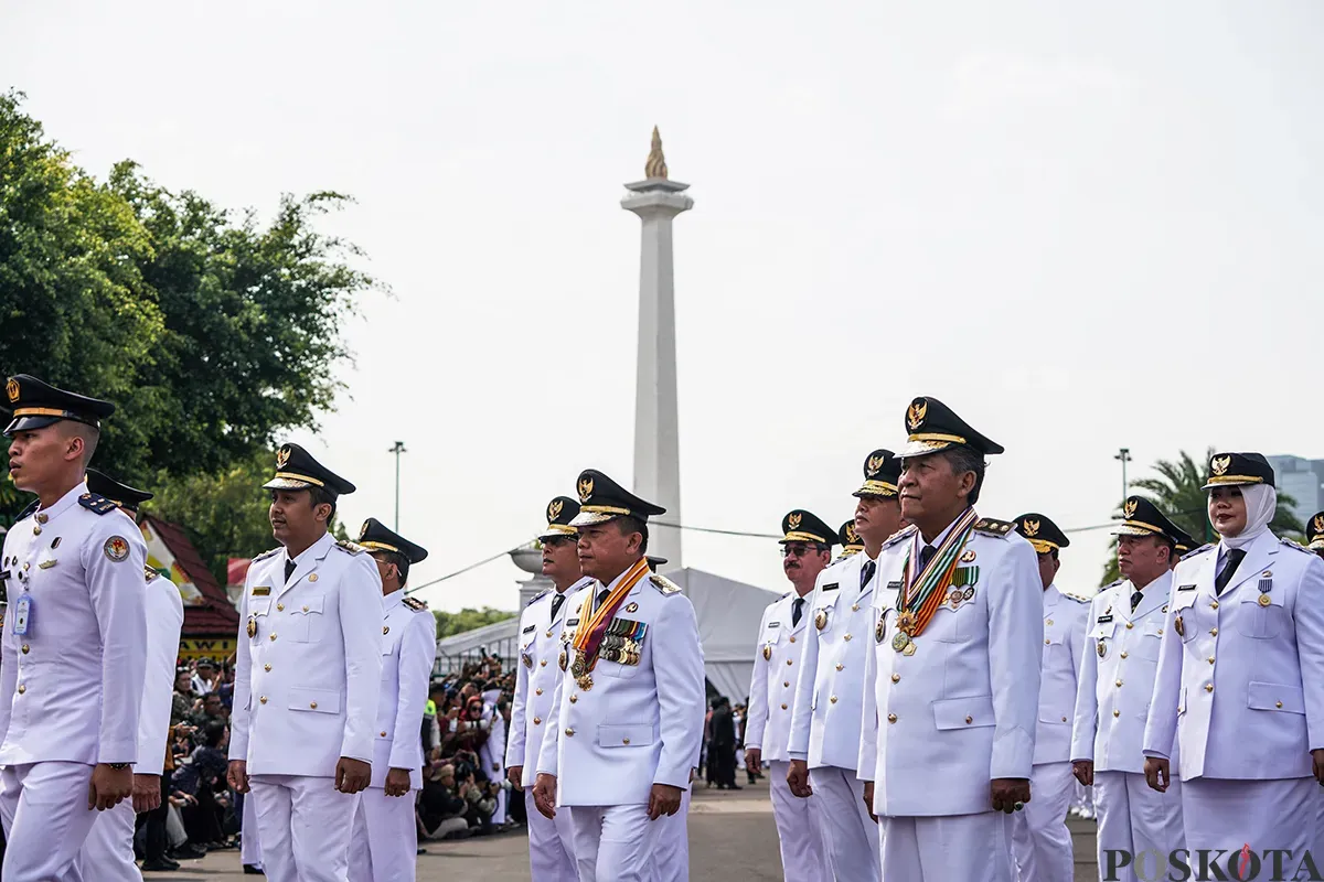 Ratusan Kepala Daerah mengenakan baju putih putih, berjalan beriringan ketika memasuki Istana Merdeka, saat prosesi pelantikan kepala daerah secara serentak di komplek pemerinthan di Jakarta, Kamis, 20 Februari 2025. (Sumber: Poskota/Bilal Nugraha Ginanjar)