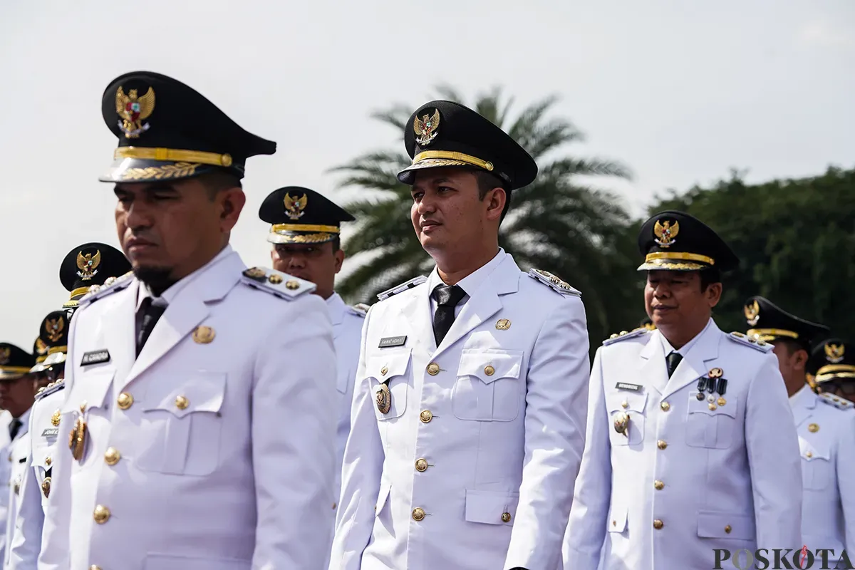 Ratusan Kepala Daerah mengenakan baju putih putih, berjalan beriringan ketika memasuki Istana Merdeka, saat prosesi pelantikan kepala daerah secara serentak di komplek pemerinthan di Jakarta, Kamis, 20 Februari 2025. (Sumber: Poskota/Bilal Nugraha Ginanjar)