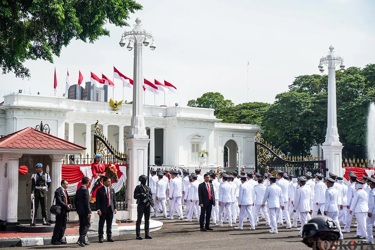 Ratusan Kepala Daerah mengenakan baju putih putih, berjalan beriringan ketika memasuki Istana Merdeka, saat prosesi pelantikan kepala daerah secara serentak di komplek pemerinthan di Jakarta, Kamis, 20 Februari 2025. (Sumber: Poskota/Bilal Nugraha Ginanjar)