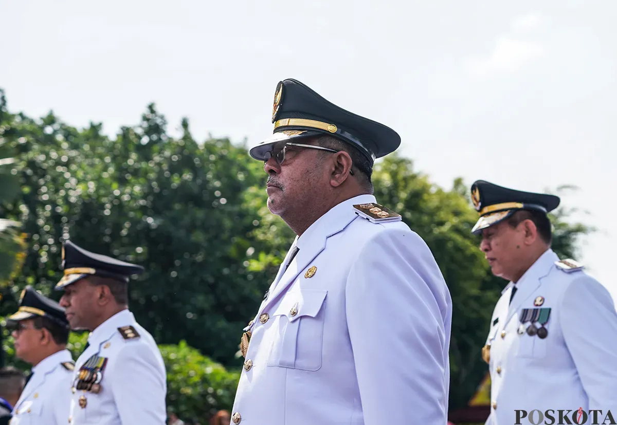 Ratusan Kepala Daerah mengenakan baju putih putih, berjalan beriringan ketika memasuki Istana Merdeka, saat prosesi pelantikan kepala daerah secara serentak di komplek pemerinthan di Jakarta, Kamis, 20 Februari 2025. (Sumber: Poskota/Bilal Nugraha Ginanjar)