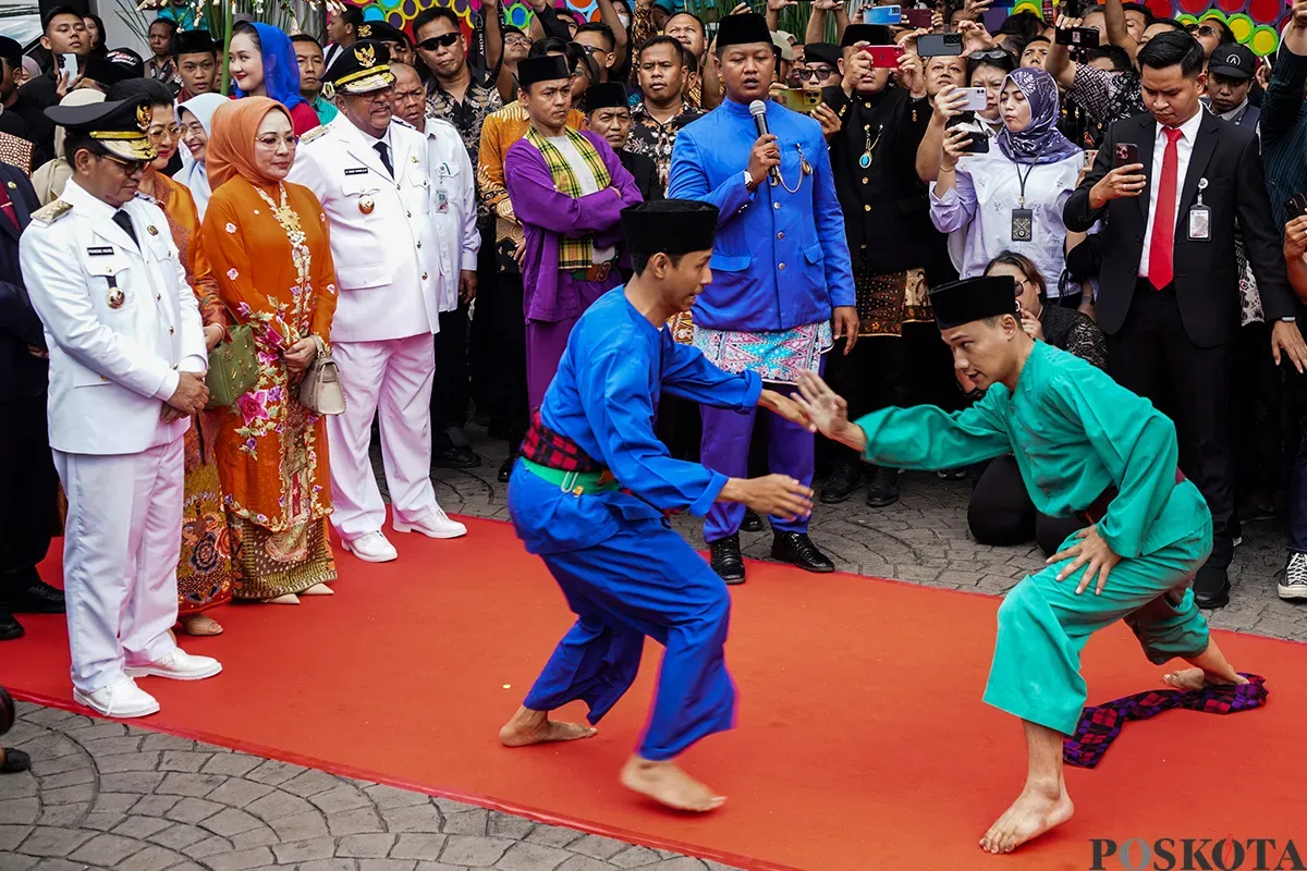 Gubernur dan Wakil Gubernur Jakarta, Pramono Anung dan Rano Karno ketika mengikuti prosesi serah terima jabatan dari Pj Gubernur Jakarta, Teguh Setyabudi, di Balaikota Jakarta, Jalan Medan Merdeka, Jakarta, Kamis, 20 Februari 2025. (Sumber: Poskota/Bilal Nugraha Ginanjar)