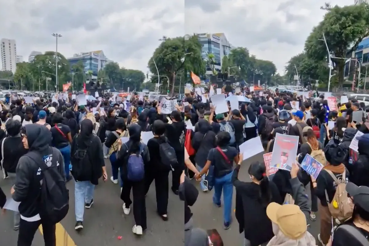 Tangkapan layar massa aksi Indonesia Gelap saat melakukan long march. (Sumber: X/@barengwarga)